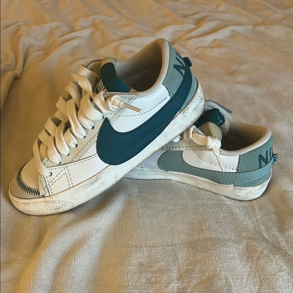 Nike White and Green Athletic Shoes Low-Top Design